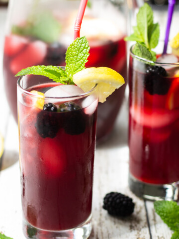 blackberry iced tea with mint and lemon slices