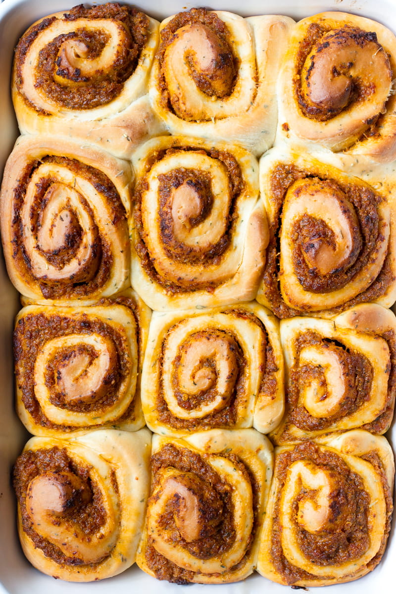 dinner rolls with pesto