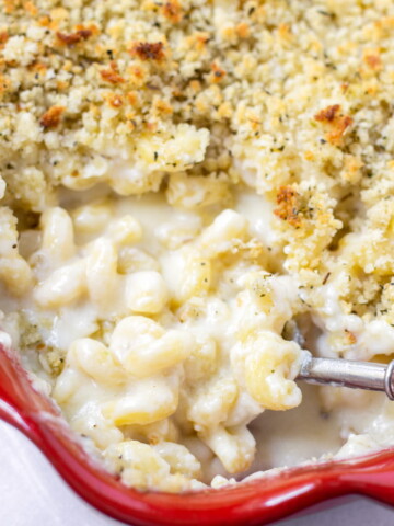 Creamy White Cheddar Mac and Cheese with Bread Topping