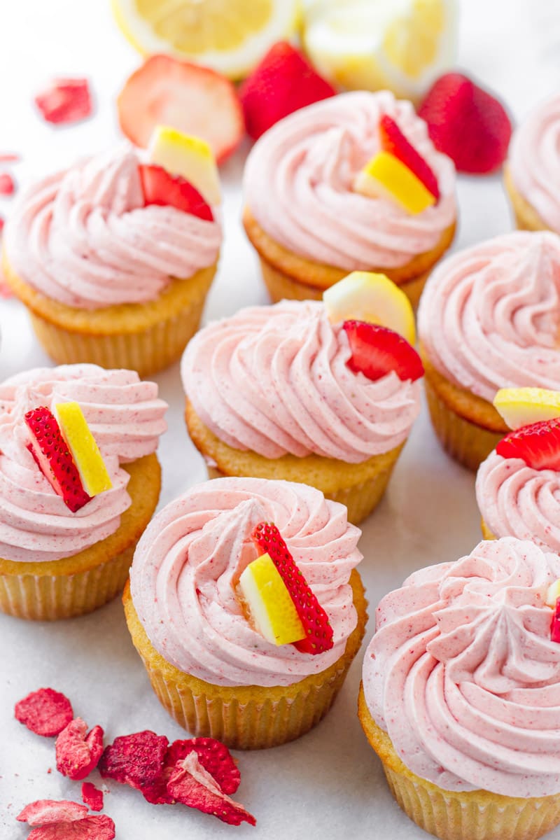 Cupcakes with lemon flavor and strawberry frosting arranged together