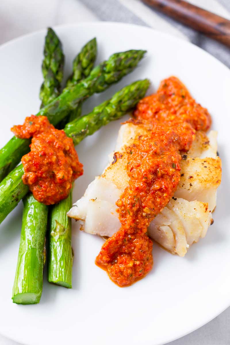 Pan fried fish and asparagus with sauce