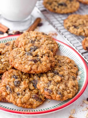 holiday oat cookies with cinnamon and raisins