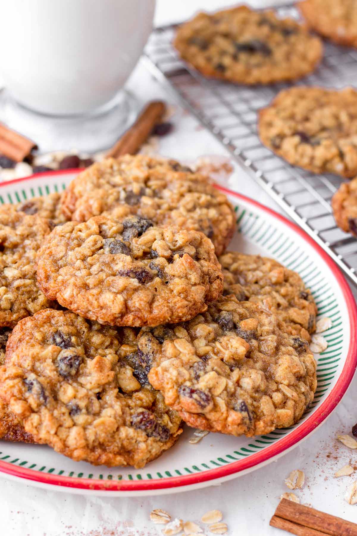 oatmeal raisin cookies with cinnamon and raisins