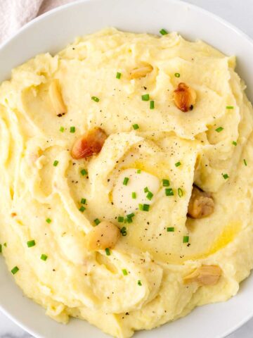 garlic mashed potatoes in bowl