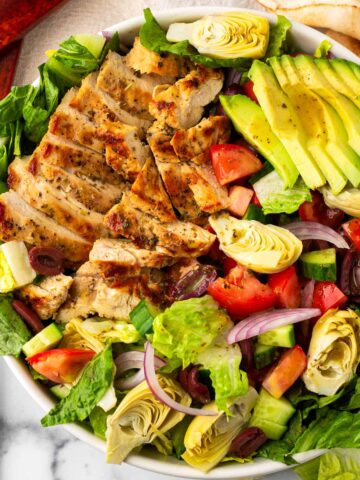 bowl of grilled mediterranean chicken salad