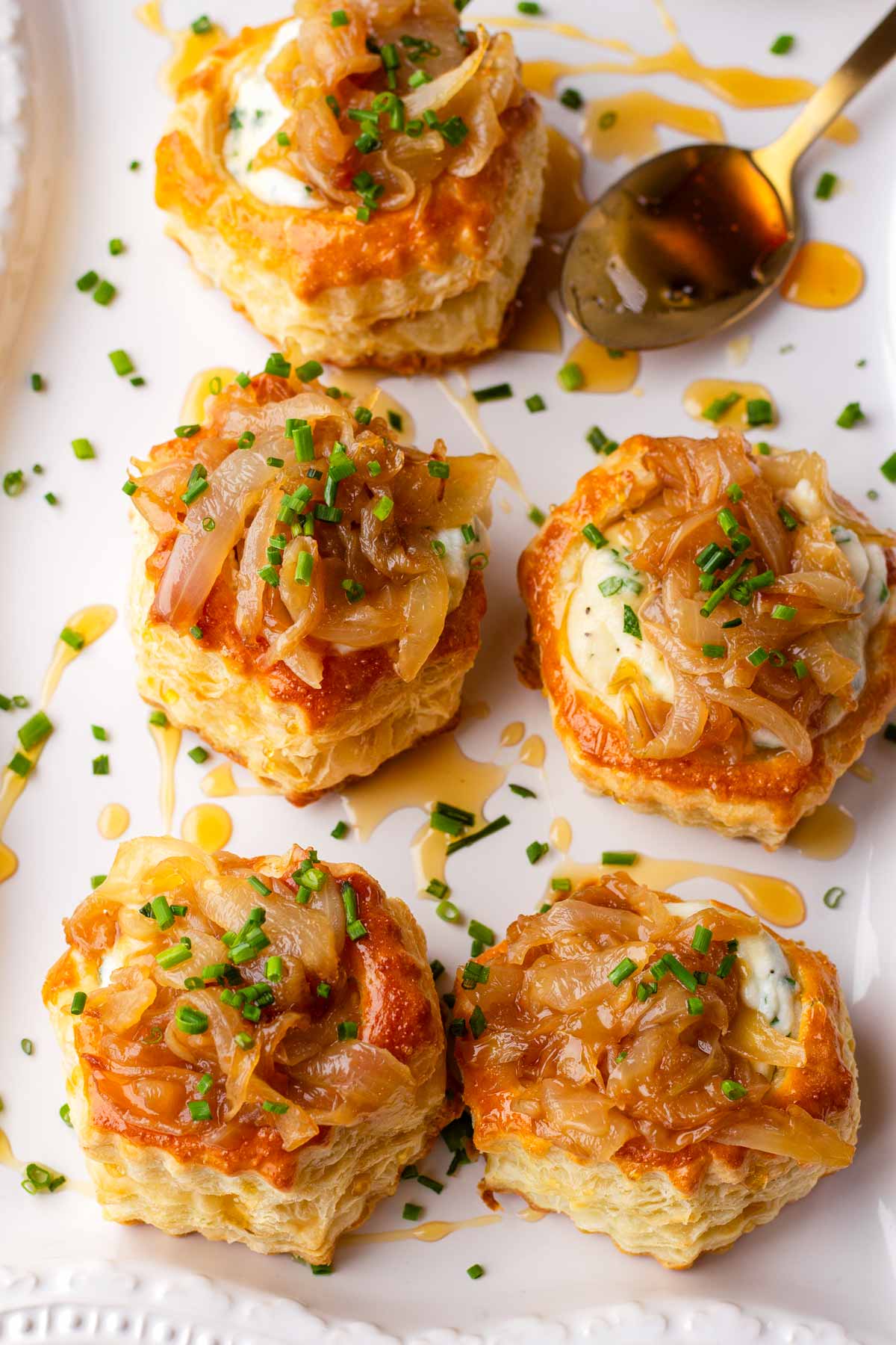 onion puff pastry bites