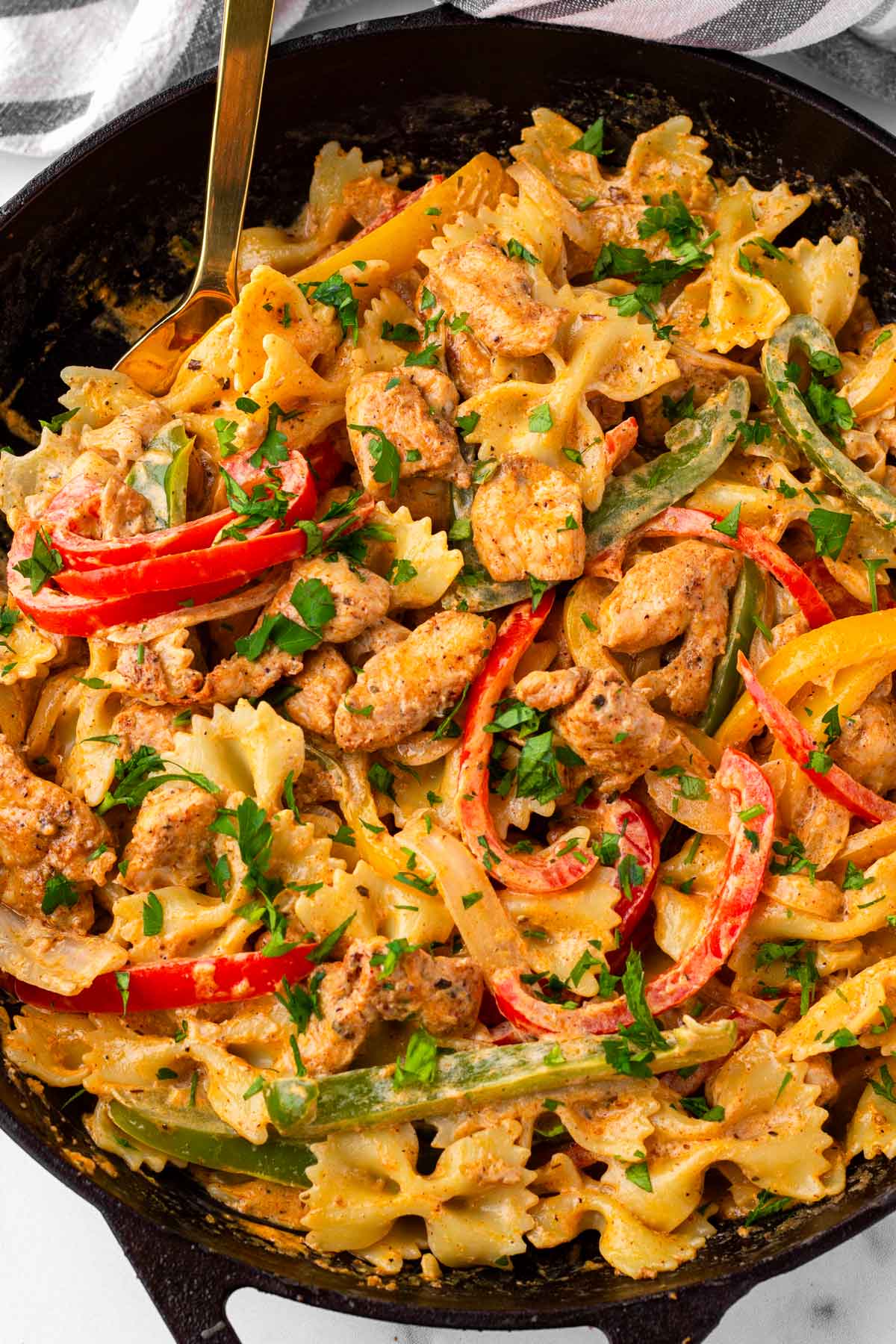 skillet with chicken fajita pasta