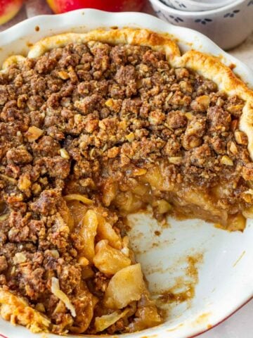 apple crumble pie with macadamia topping