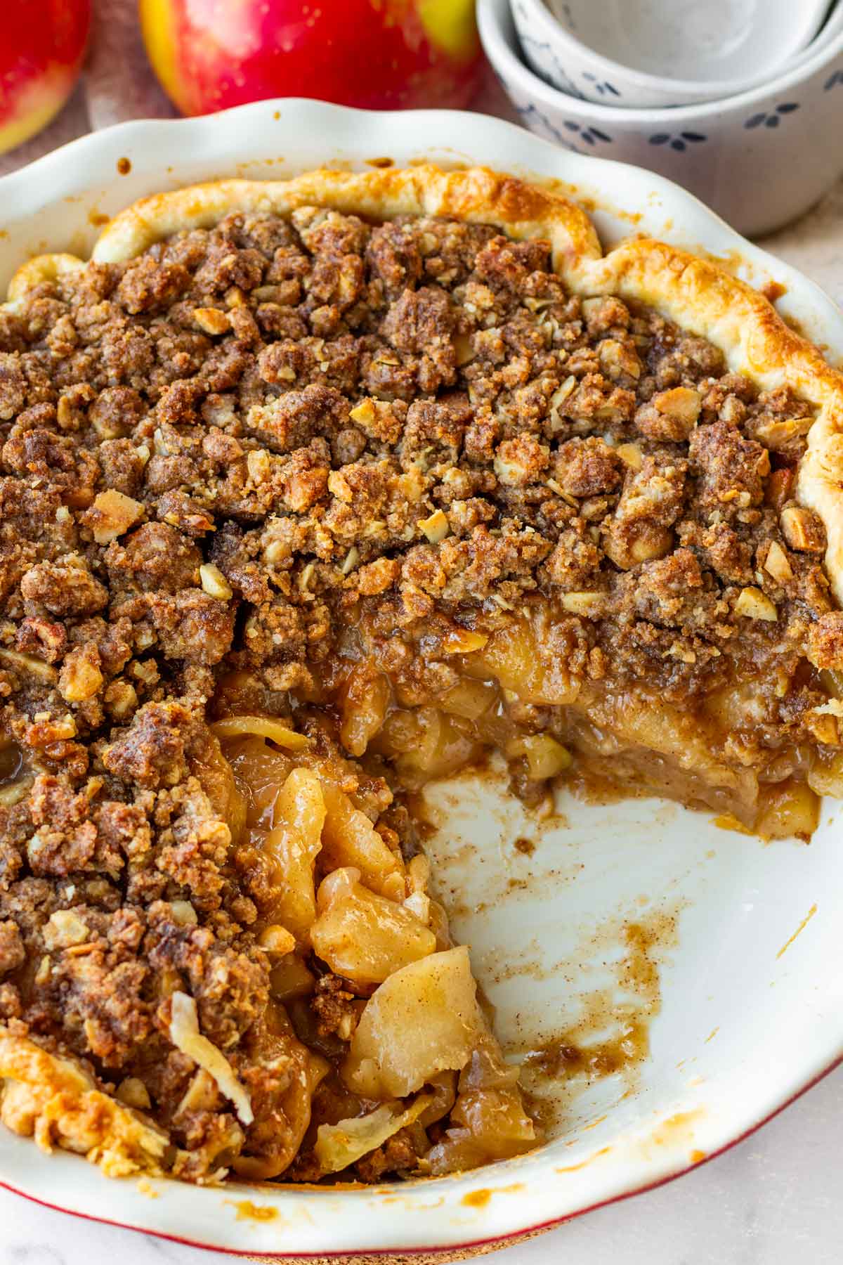 apple crumble pie with macadamia topping