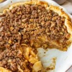apple crumble pie with macadamias
