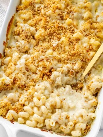 finished baked white cheddar mac and cheese with breadcrumbs