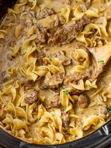 slow cooker beef stroganoff with egg noodles